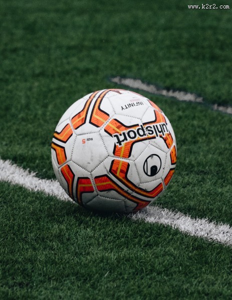 足球场上的足球图片