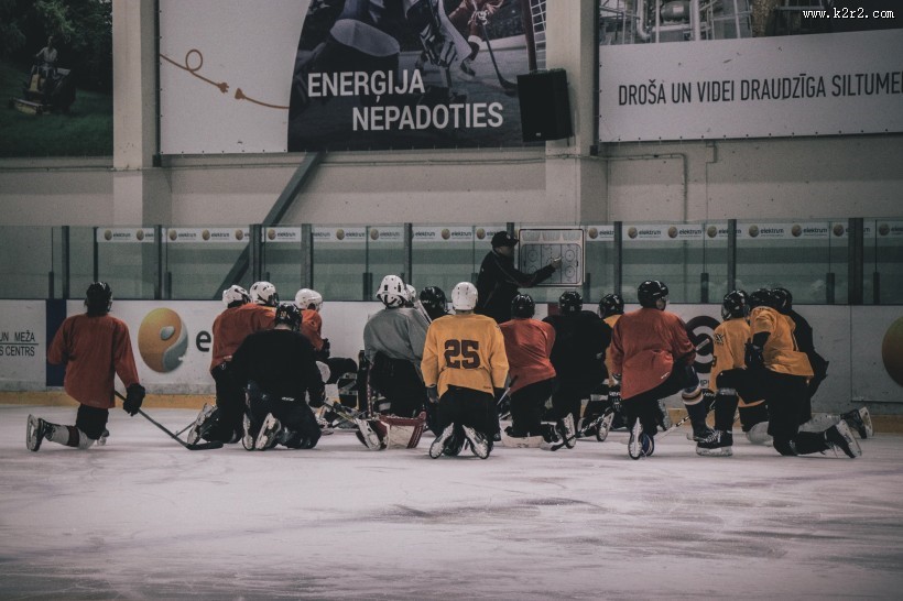 冰上曲棍球比赛现场图片