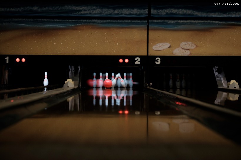 保龄球馆里的保龄球用品图片