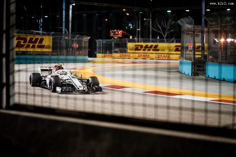 赛道上的F1赛车图片大全