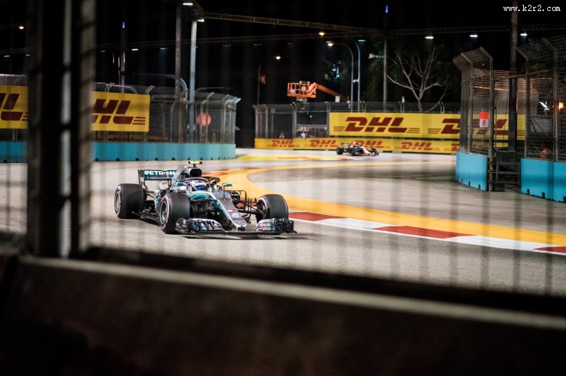 赛道上的F1赛车图片大全