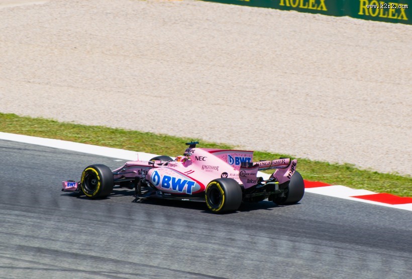 赛道上的F1赛车图片大全