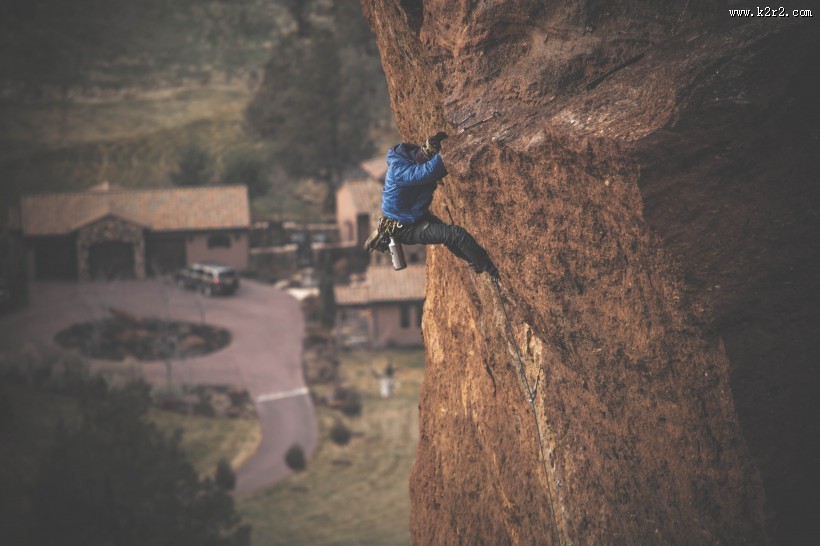 在野外攀登的人图片大全