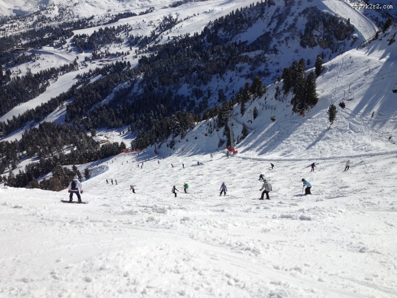 雪地里的滑雪爱好者图片