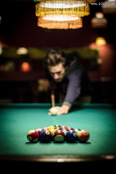 打台球的人物图片