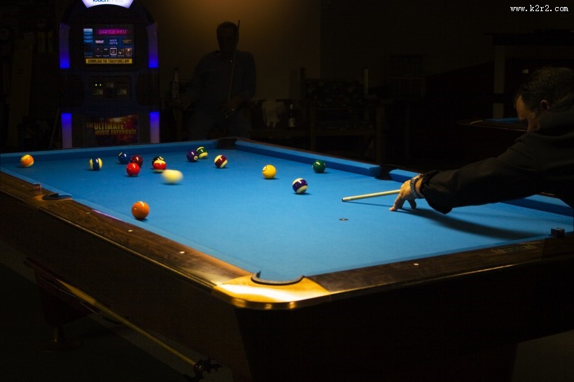 打台球的人物图片