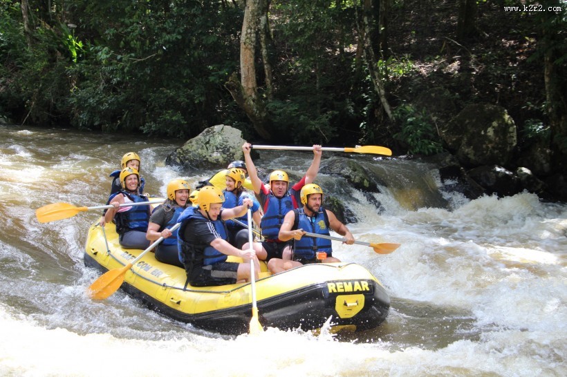 刺激的水上漂流运动图片