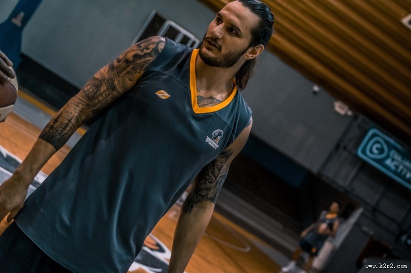 打篮球的青年图片