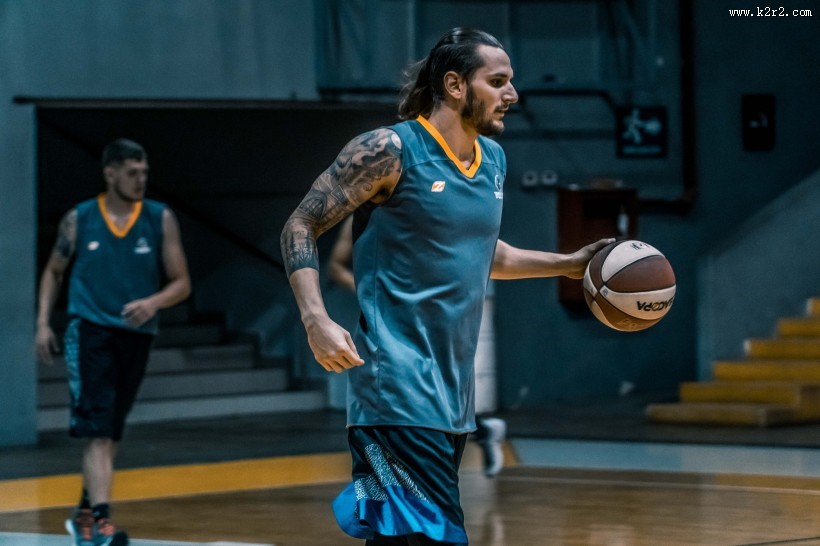 打篮球的青年图片