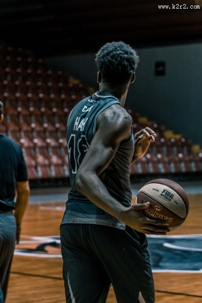 打篮球的青年图片