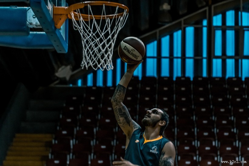 打篮球的青年图片