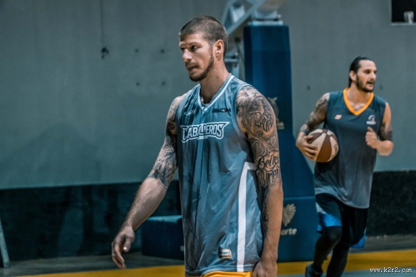 打篮球的青年图片