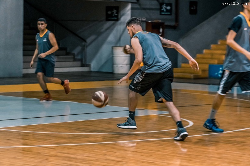 打篮球的青年图片