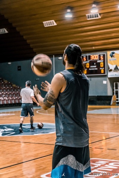 打篮球的青年图片