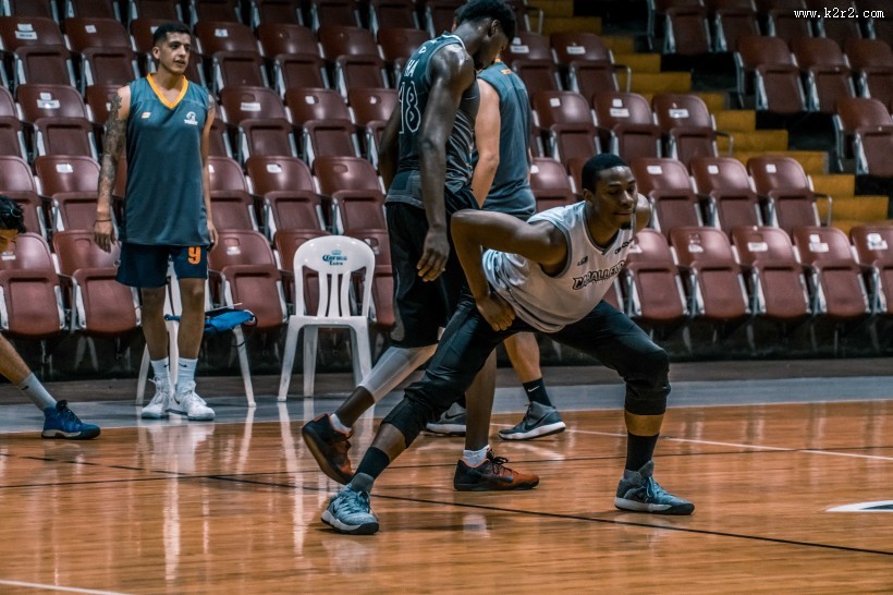 打篮球的青年图片