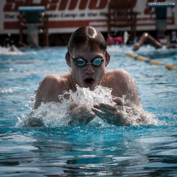 在游泳池里游泳的人图片