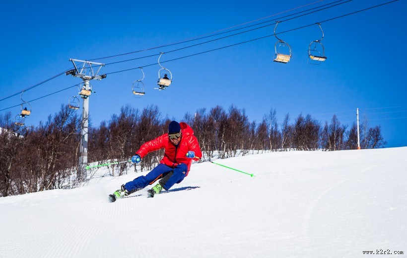 高山滑雪运动图片