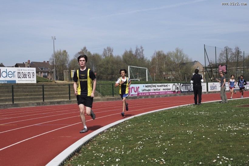 操场上的赛跑比赛图片