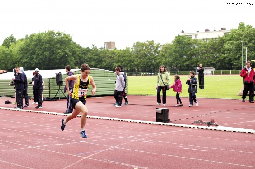 操场上的赛跑比赛图片