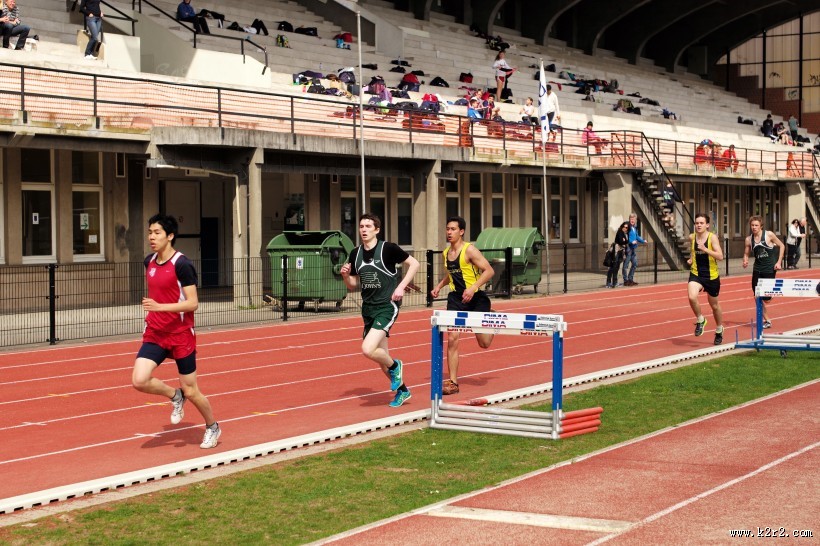 操场上的赛跑比赛图片