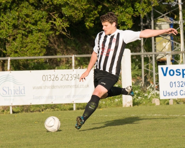 节奏紧张的足球比赛图片