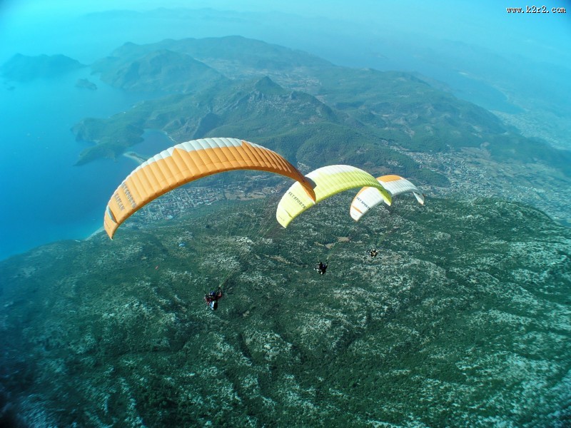 惊险刺激的滑翔伞运动图片
