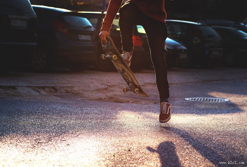 滑滑板的时尚青年图片大全