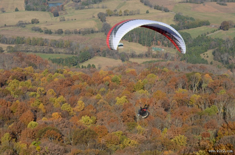 惊险刺激的滑翔伞运动图片