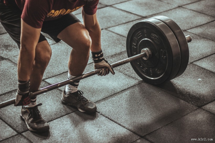 健身用的杠铃图片