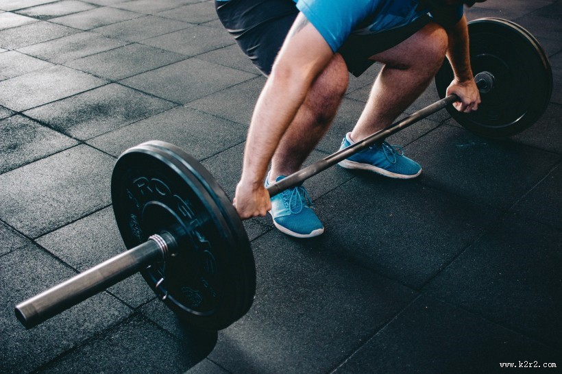 健身用的杠铃图片