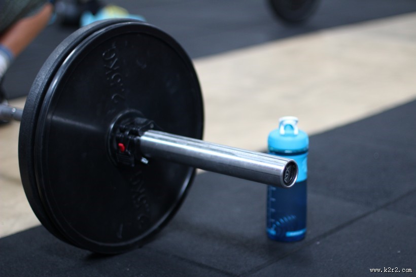 健身用的杠铃图片