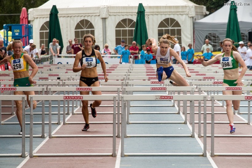 紧张刺激的跨栏跑比赛图片