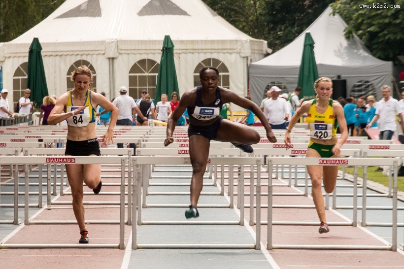 紧张刺激的跨栏跑比赛图片