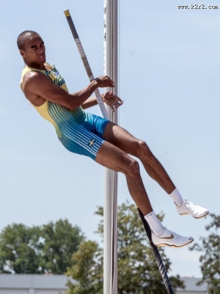 撑杆跳高比赛图片
