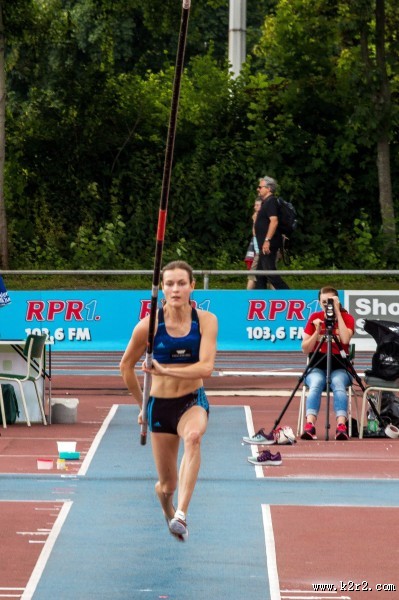 撑杆跳高比赛图片