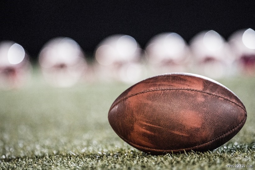 球场边的橄榄球图片大全