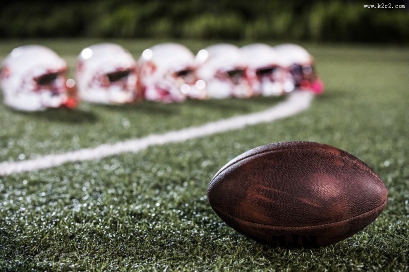 球场边的橄榄球图片大全