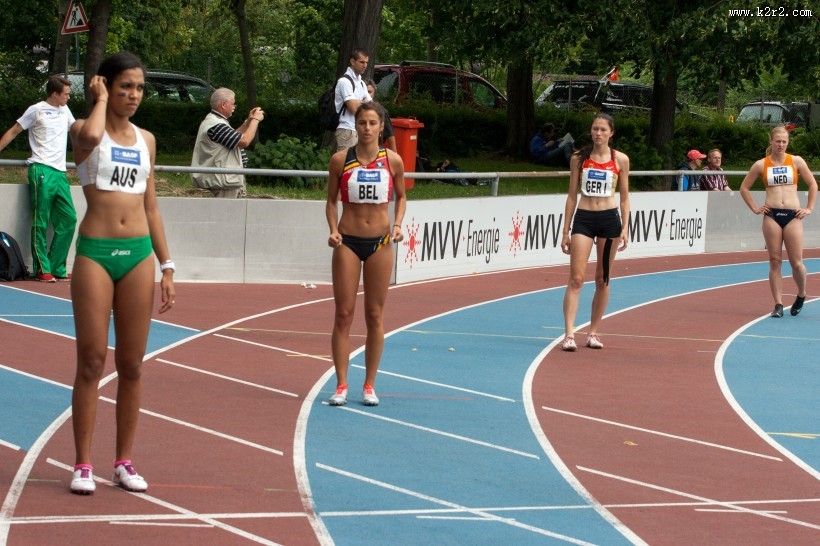 激烈的接力跑图片