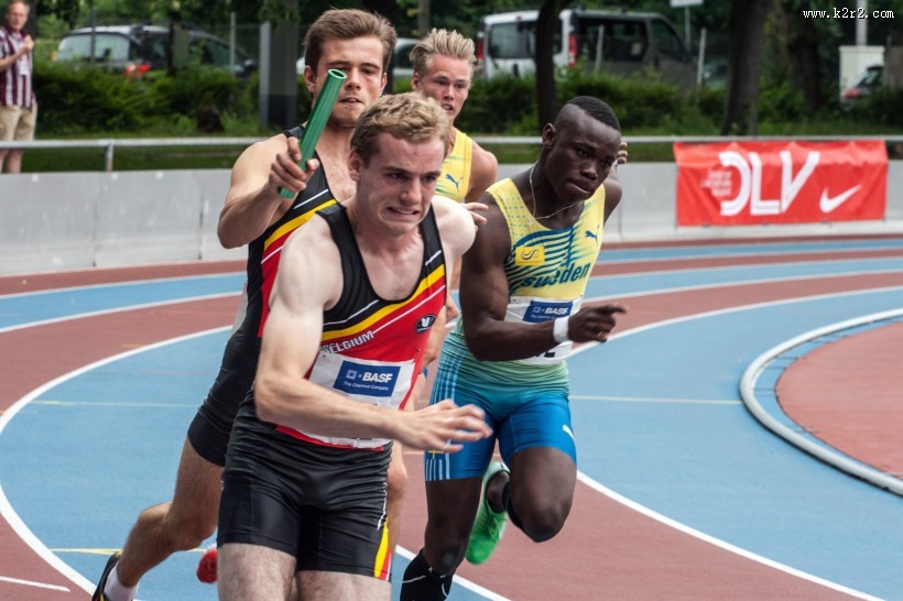 激烈的接力跑图片