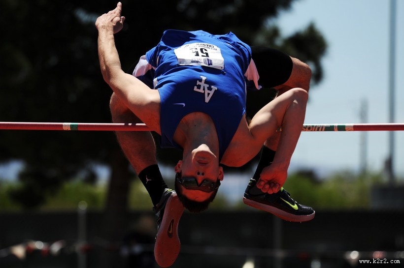 紧张的跳高运动图片