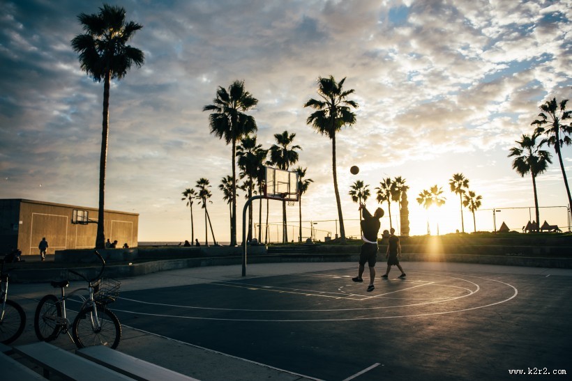 篮球场上的篮球框图片