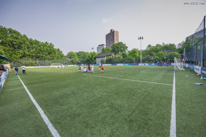 绿色开阔的足球场图片