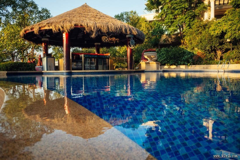 清凉的游泳池图片