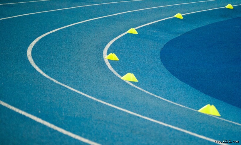 平整的塑胶跑道图片