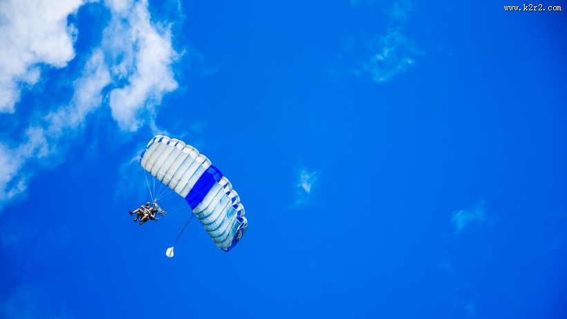 惊险的滑翔伞运动图片