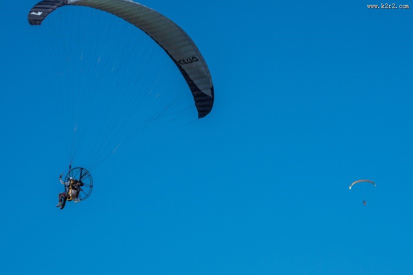 惊险的滑翔伞运动图片