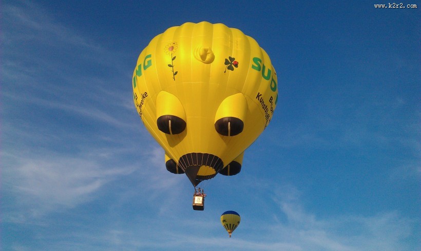飘在空中的热气球图片