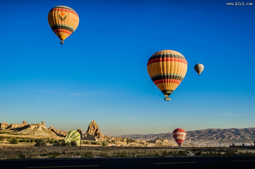 飘在空中的热气球图片