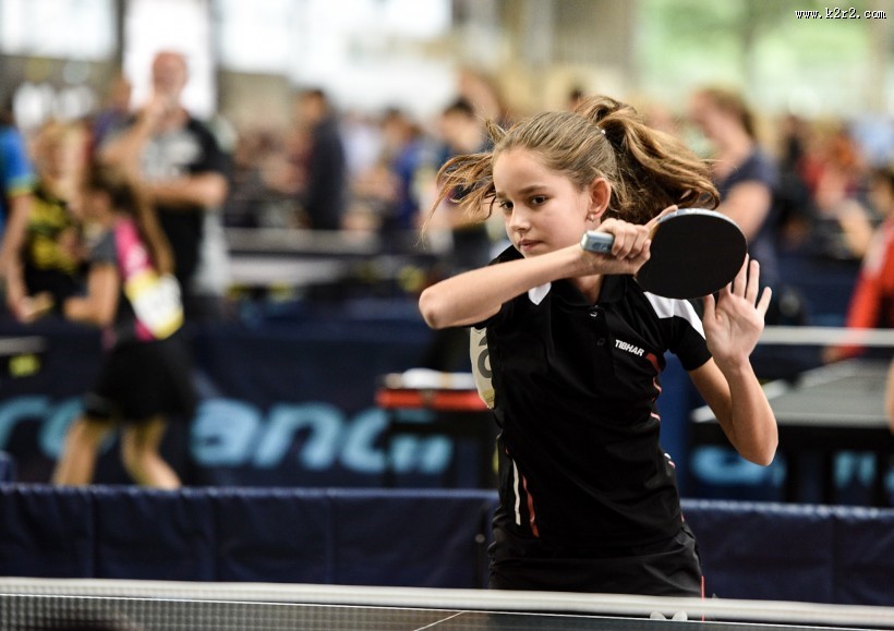 正在打乒乓球的小孩图片