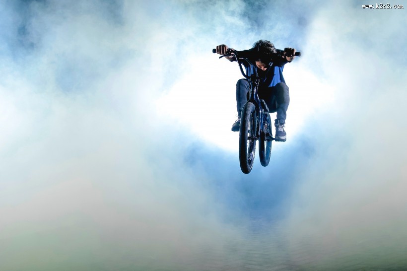 花样极限秀车技的人图片